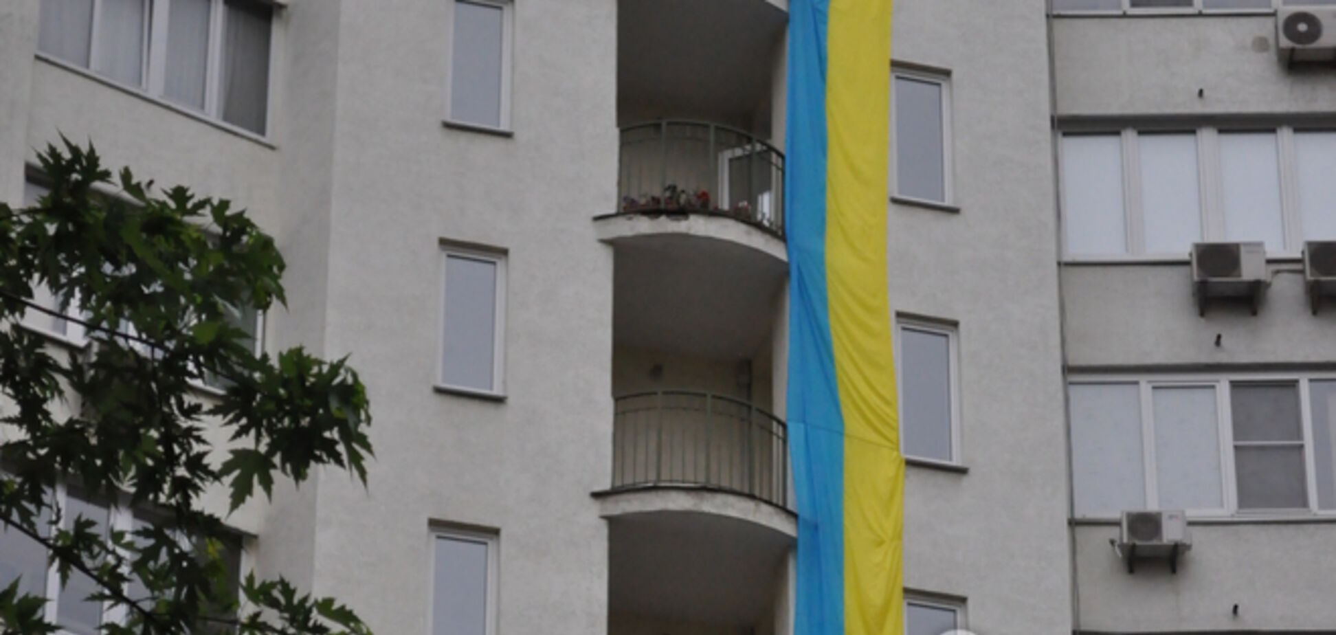 Киевляне вывесили на высотке '6-этажный' флаг Украины