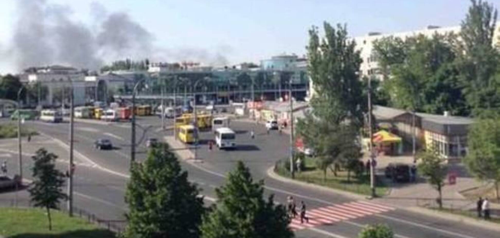 В Донецке горит ж/д вокзал. Людей срочно эвакуируют