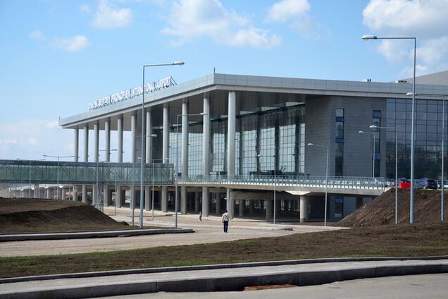 Аэропорт в Донецке приостановил работу из-за террористов