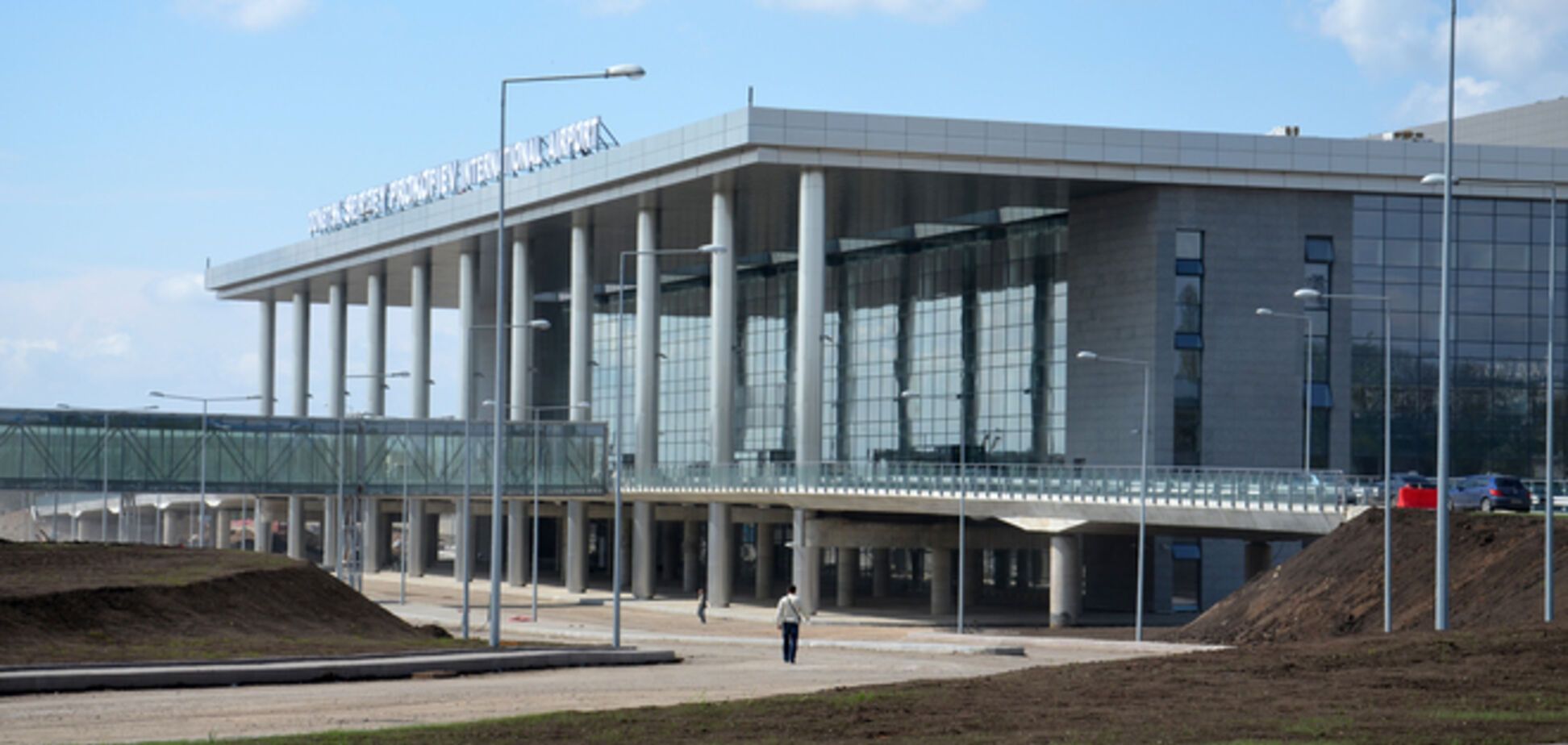 Аэропорт в Донецке приостановил работу из-за террористов