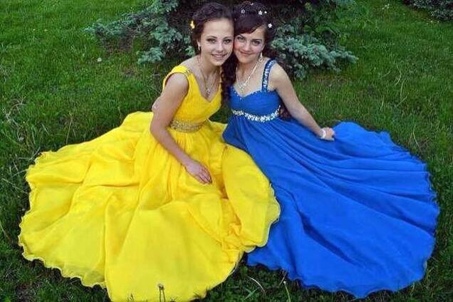 Выпускницы поразили Одессу роскошными патриотическими платьями