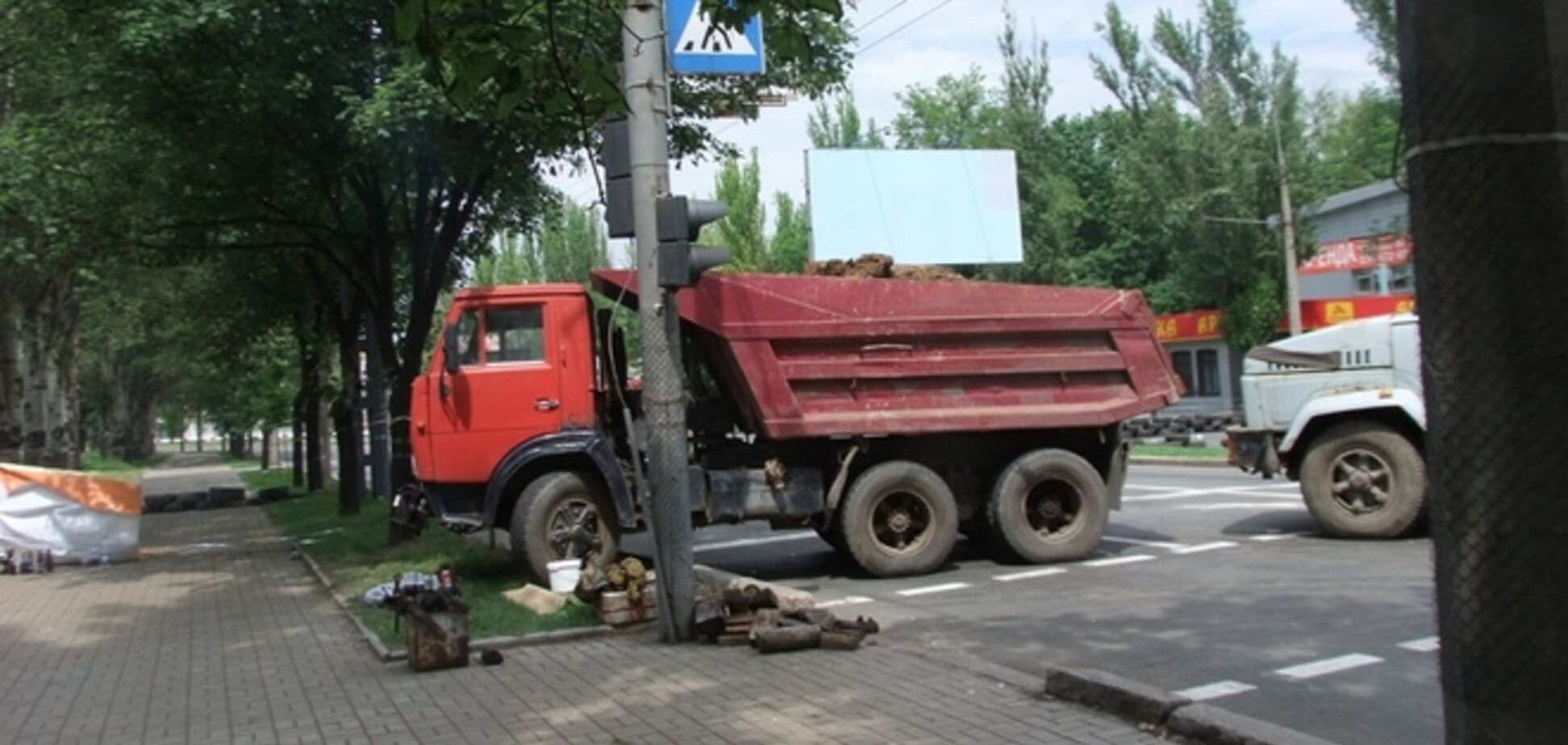 Террористы возводят баррикаду в центре Донецка