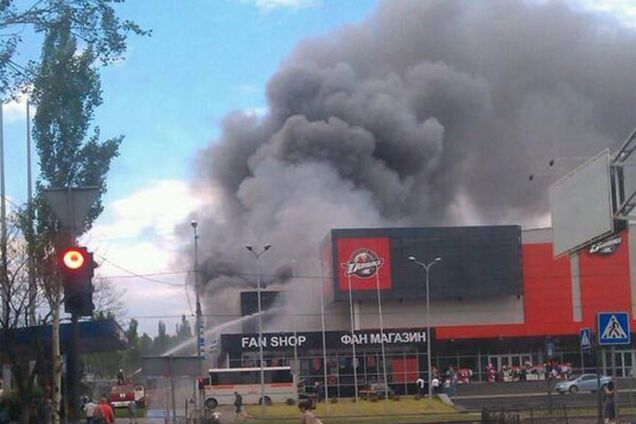 В Донецке террористы разграбили и подожгли арену ХК 'Донбасс'