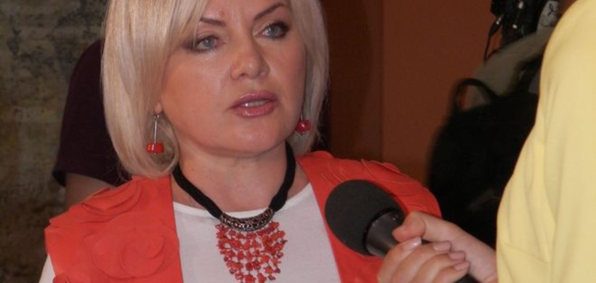 Кума Порошенко пришла на выборы в цветах его агиткампании