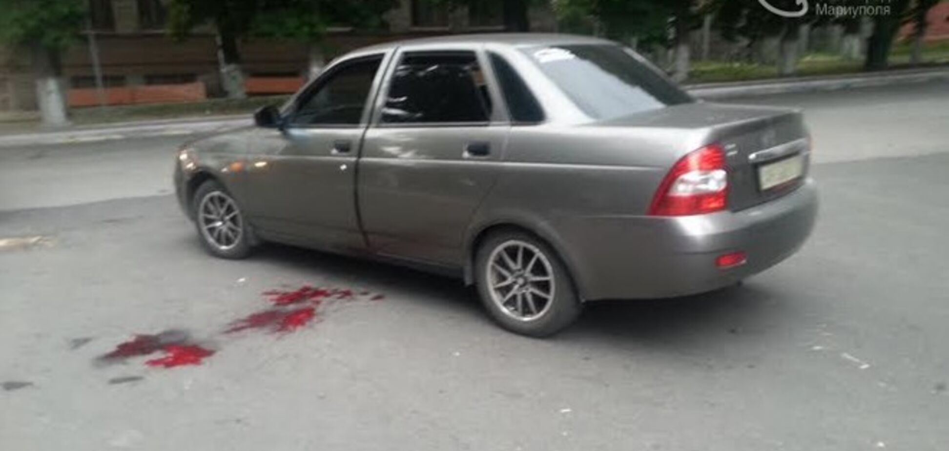 В центре Мариуполя неизвестные обстреляли авто: водителю выстрелили в спину