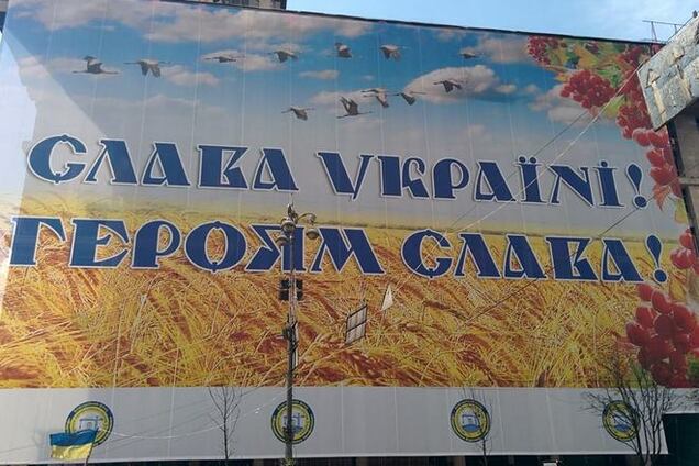 На сгоревшем Доме профсоюзов в Киеве появился гигантский плакат