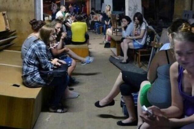 В Славянске студенты прячутся в бомбоубежище во время артобстрела