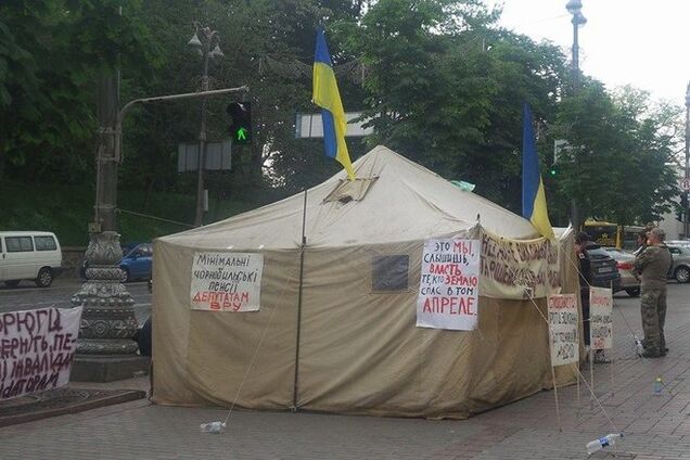 Возле Кабмина появилась палатка протестующих чернобыльцев