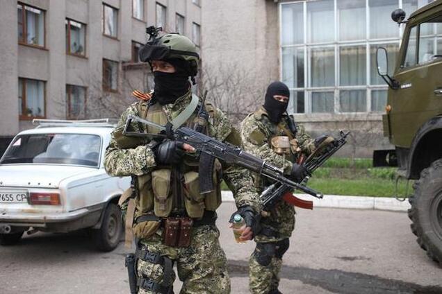 У Донецьку терористи вриваються в школи і шукають матраци
