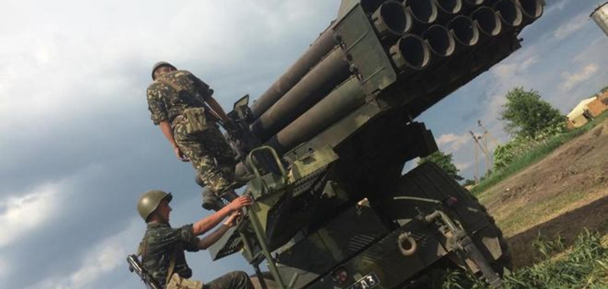 Донбасс окружен тяжелой военной техникой 'Град', 'Ураган' и Т-64