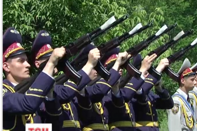 На Київщині поховали бійця Нацгвардії, який загинув, рятуючи своїх побратимів