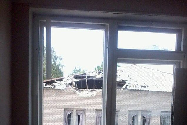 Террористы обстреляли школу в Славянске. Фотофакт