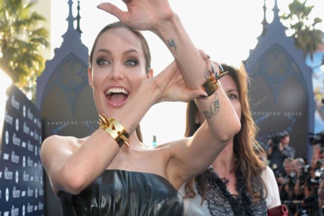 Анджелина Джоли в черной коже и ее бюст-убийца 