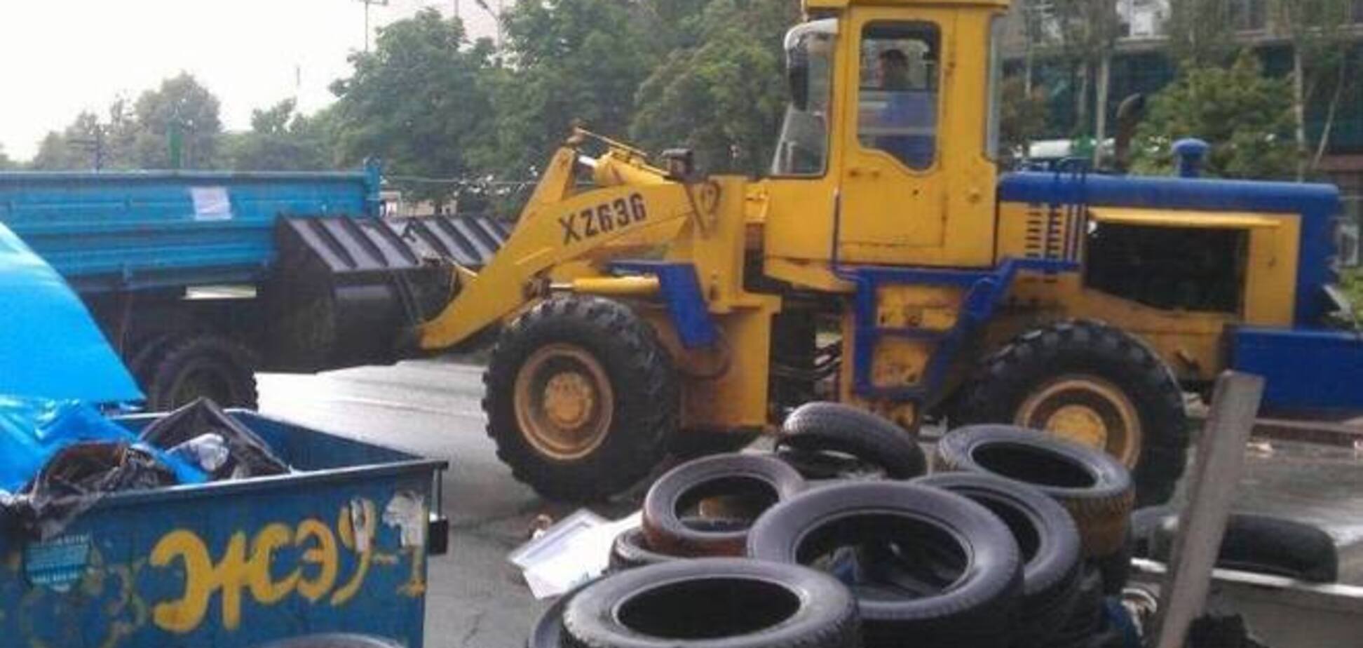 Возле Донецкой обладминистрации начали разбирать баррикады. Фотофакт