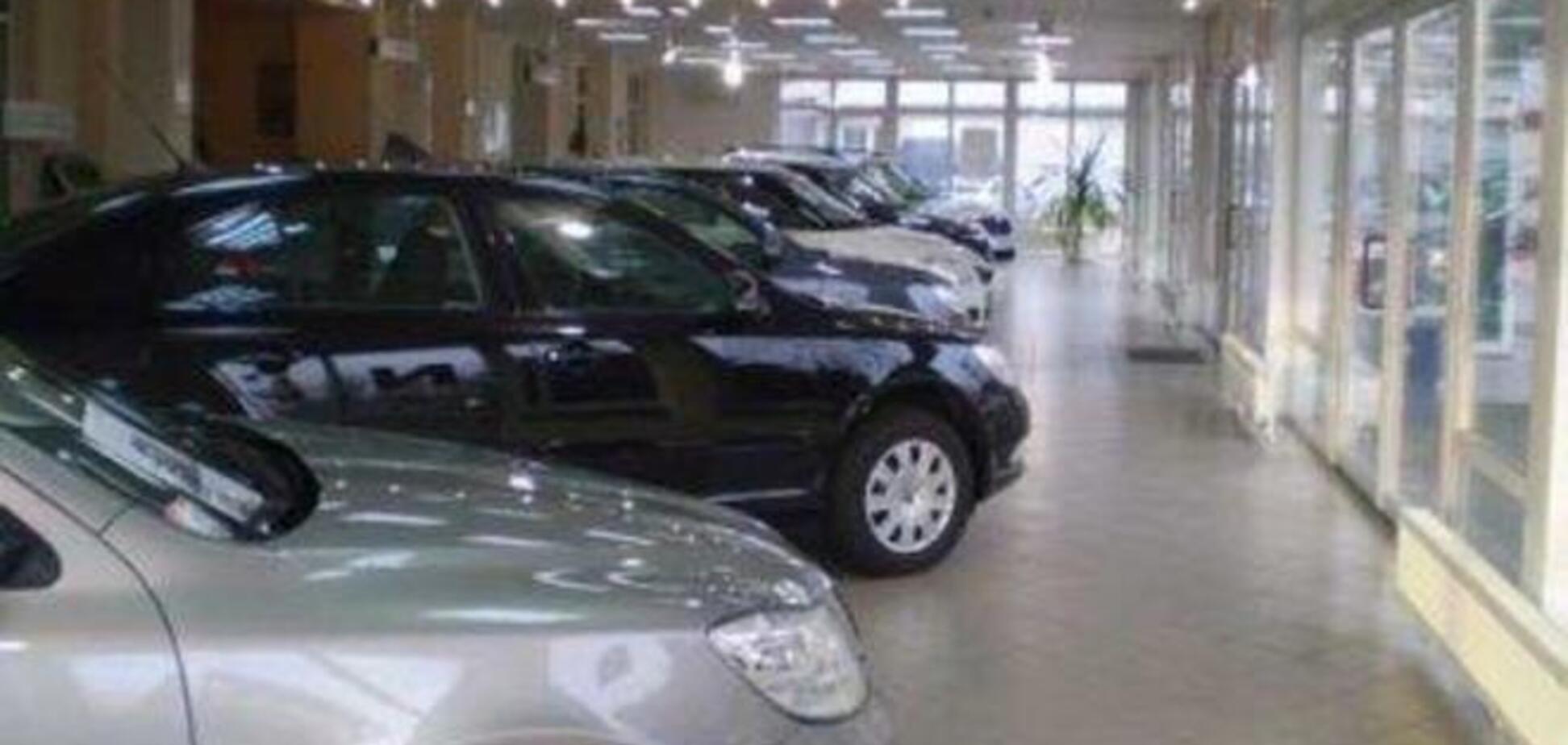 В Донецке террористы грабят автосалоны