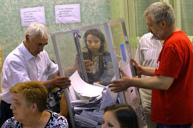 'Украина понад усе!': представители ОИК из Мариуполя привезли протоколы в ЦИК самолетом