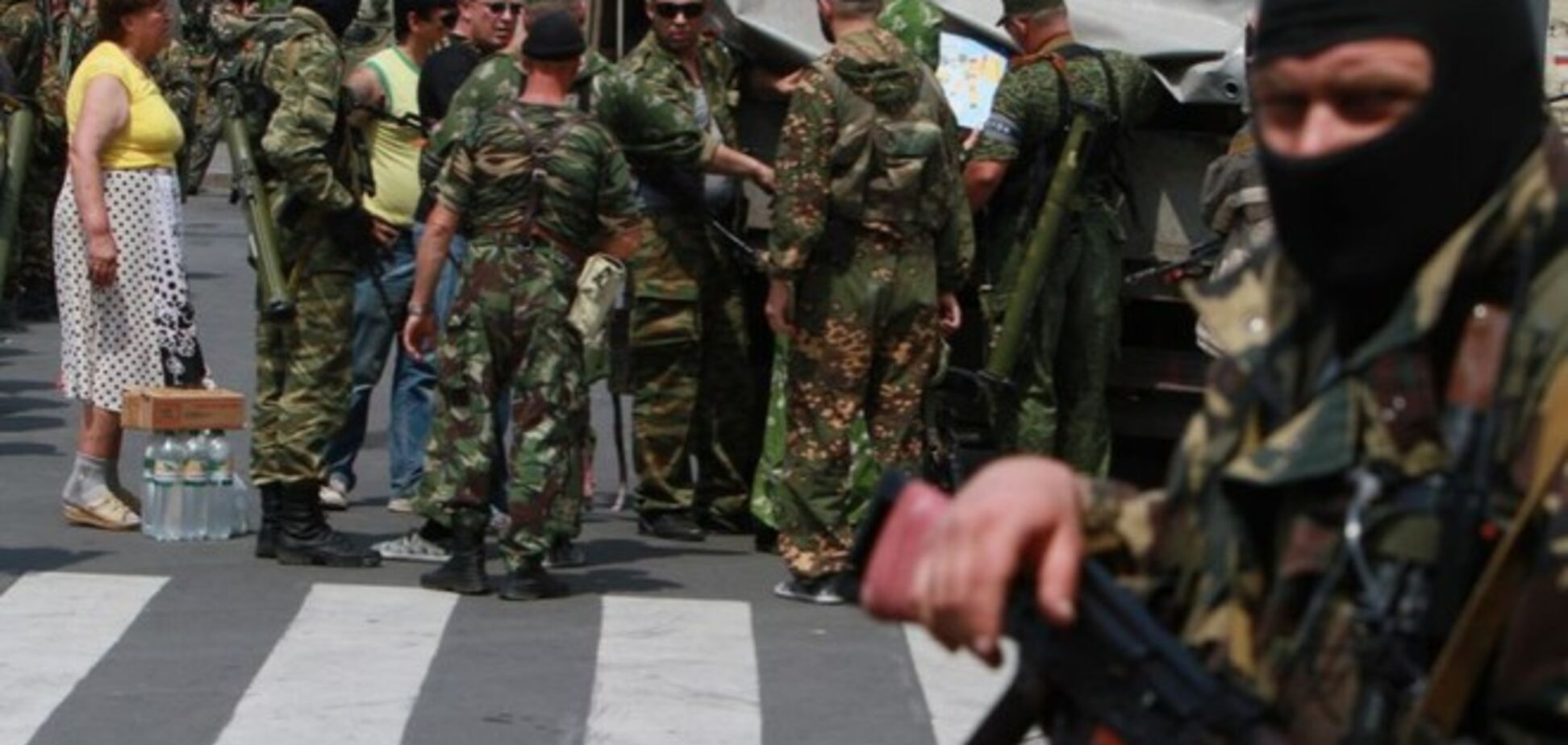 Терористи з 'Востока' вигнали 'ДНР' з будівлі Донецької ОДА