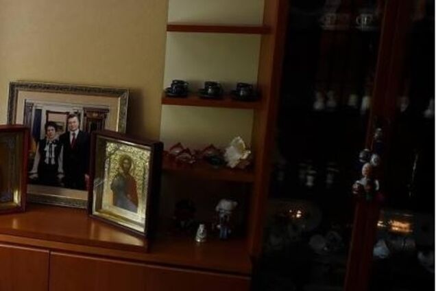 На ликвидированной базе боевиков обнаружены иконы и фото Януковича