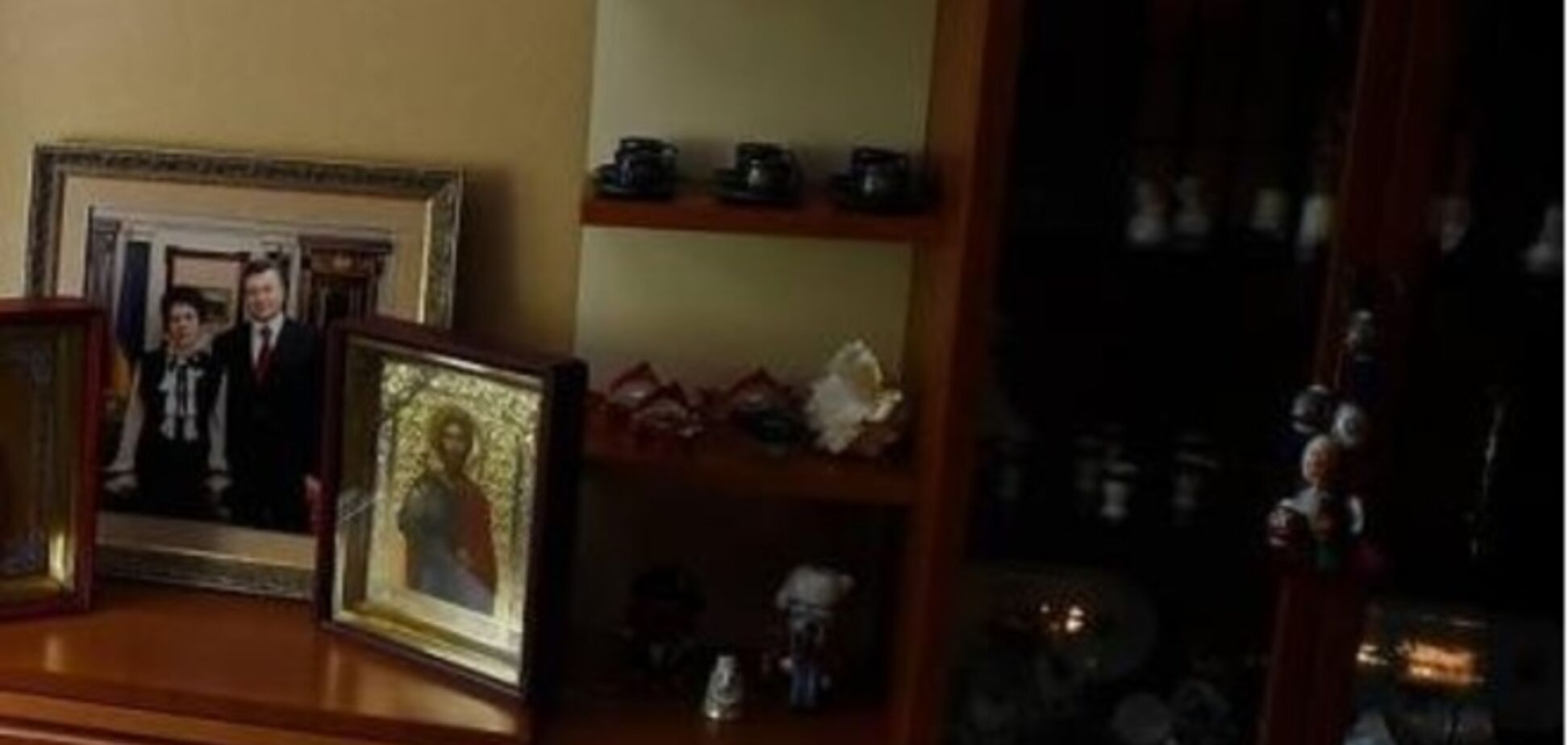 На ликвидированной базе боевиков обнаружены иконы и фото Януковича