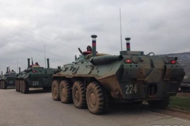 Россия военной техникой заблокировала въезд на территорию Крыма