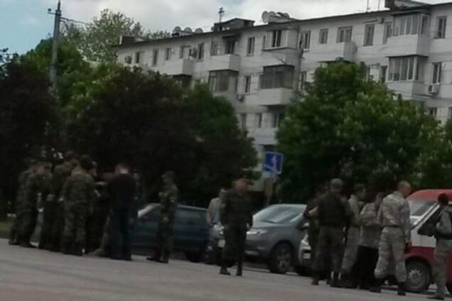 В Армянск против крымских татар направили военных с автоматами