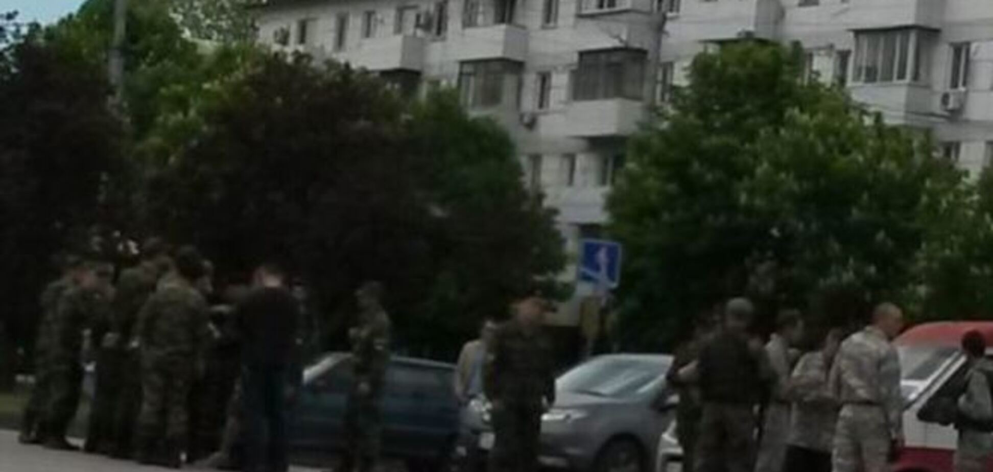 В Армянск против крымских татар направили военных с автоматами