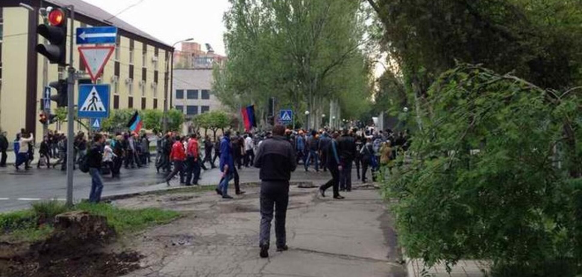 Терористи з криками 'Одесу не пробачимо!' захопили будівлю СБУ в Донецьку