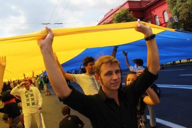 Во Львове студенты с Востока и Запада развернули самый большой в мире украинский флаг