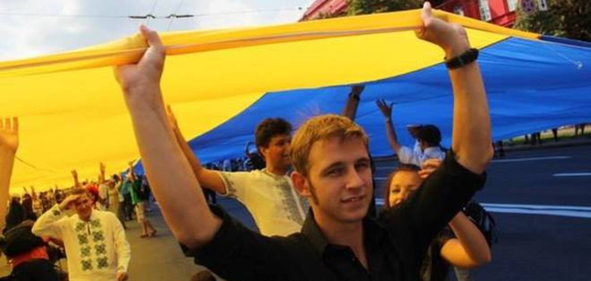 Во Львове студенты с Востока и Запада развернули самый большой в мире украинский флаг