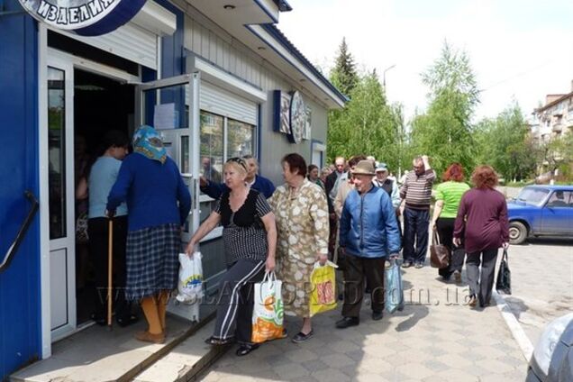 Жители Славянска массово скупают продукты. Фотофакт