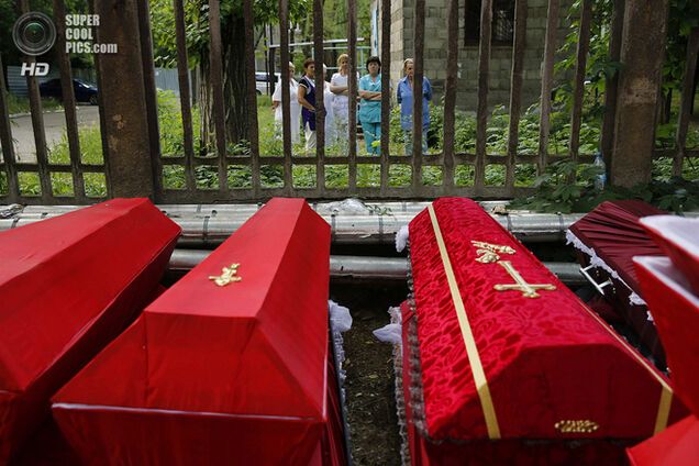 Похороны погибших в ходе битвы в донецком аэропорту