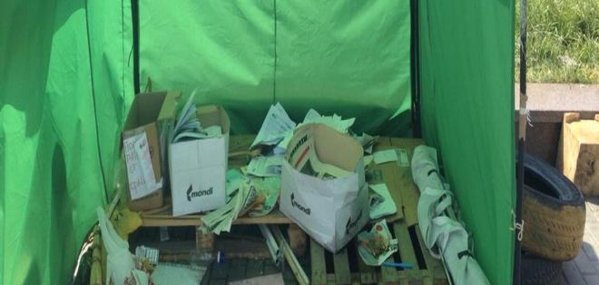 Возле Донецкой ОГА разбирают баррикады и убирают мусор. Фотофакт