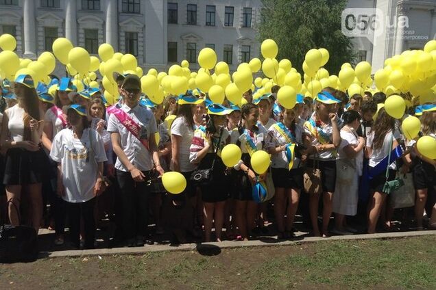 В Днепропетровске выпускники танцевали под 'Воинов света', пели гимн и запустили в небо 5 тыс. шариков
