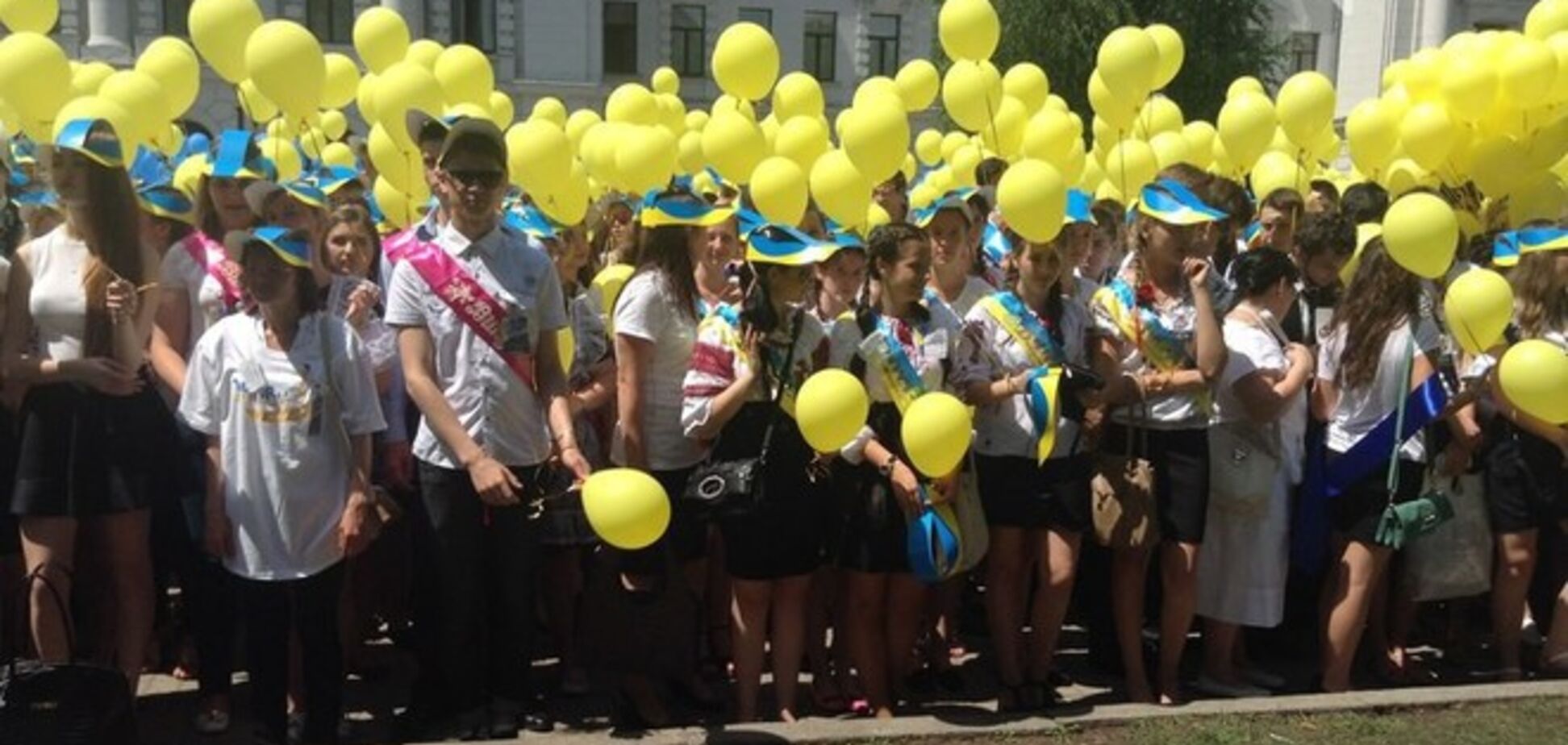 У Дніпропетровську випускники танцювали під 'Воїнів світла', співали гімн та запустили в небо 5 тис. кульок