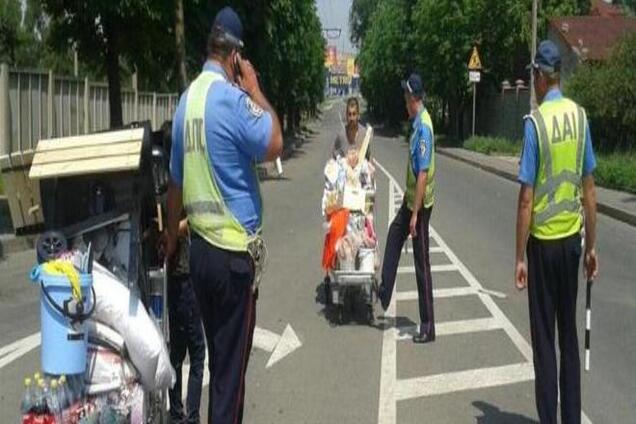 В Донецке мародеры распивают в винном отделе METRO, а награбленное вывозят тележками. Фотофакт