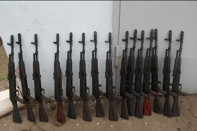 На границе с РФ задержали три автомобиля, набитые оружием и боеприпасами