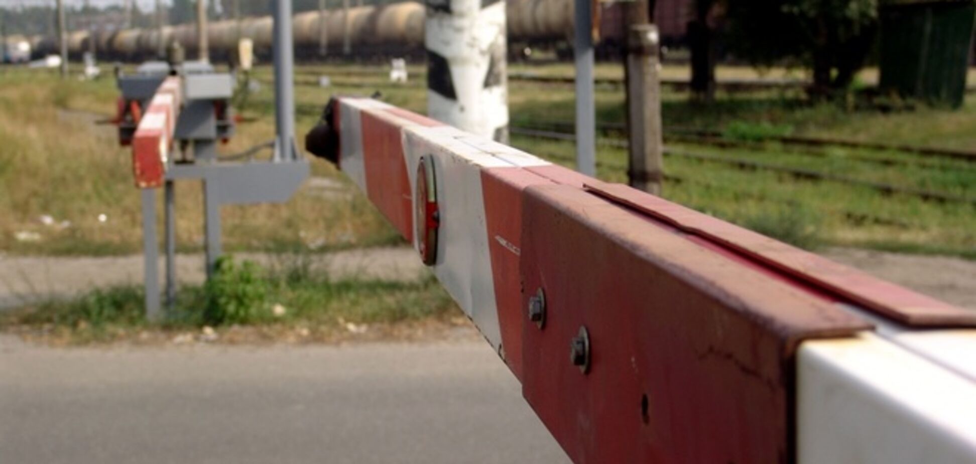 Под Киевом микроавтобус столкнулся с поездом: есть жертвы