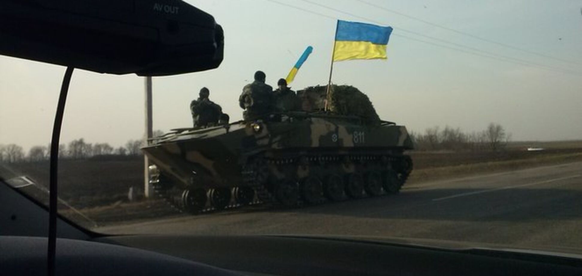 В Мариуполь направляется колонна бронетехники и боевой самолет - очевидцы