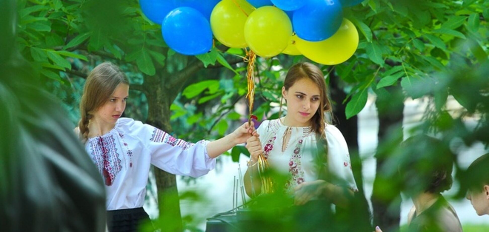 Школьники по всей Украине пришли на последний звонок в патриотических нарядах