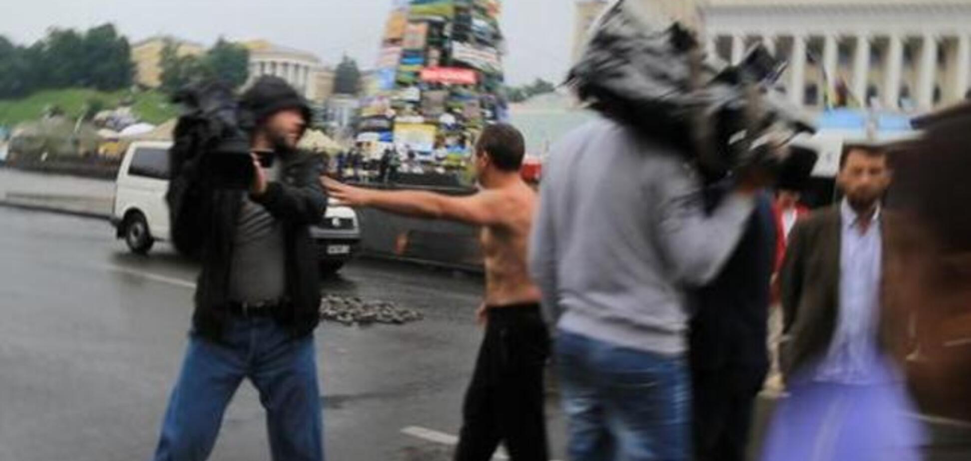 С Майдана выгнали журналистов, пришедших освещать субботник. Видеофакт