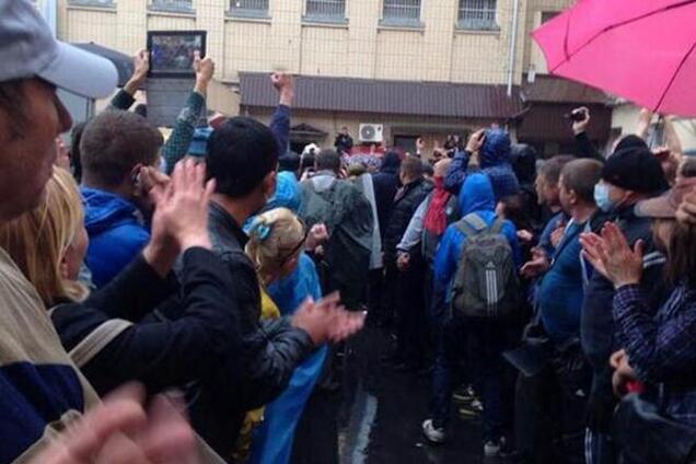 Задержанных в Доме профсоюзов отпустили по требованию митингующих. Трансляция из Одессы