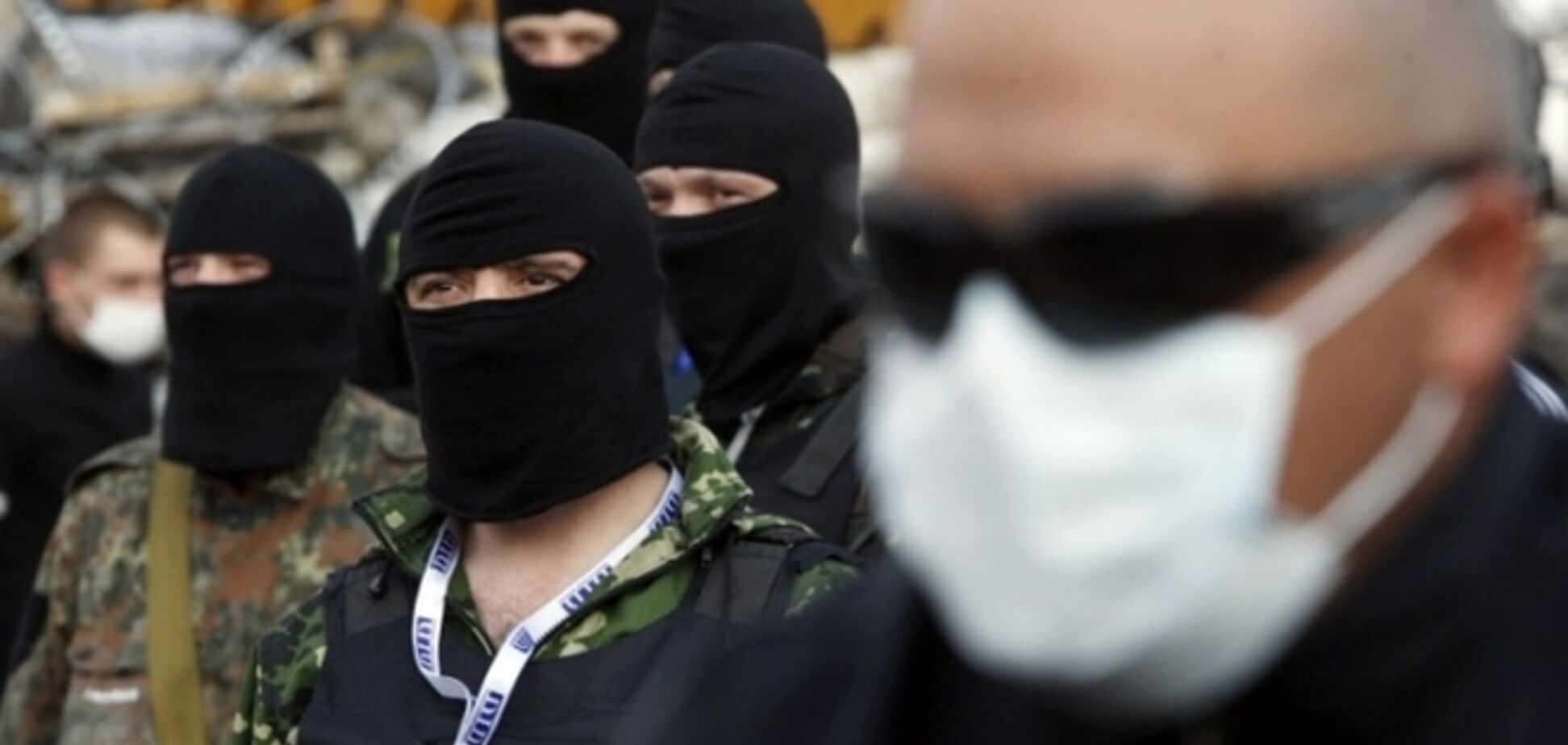 Около 50 вооруженных людей на ж/д вокзале Донецка встречали поезда из Львова