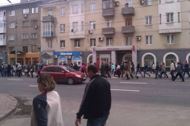 В Донецке сторонники террористов с нунчаками в руках штурмовали военную прокуратуру