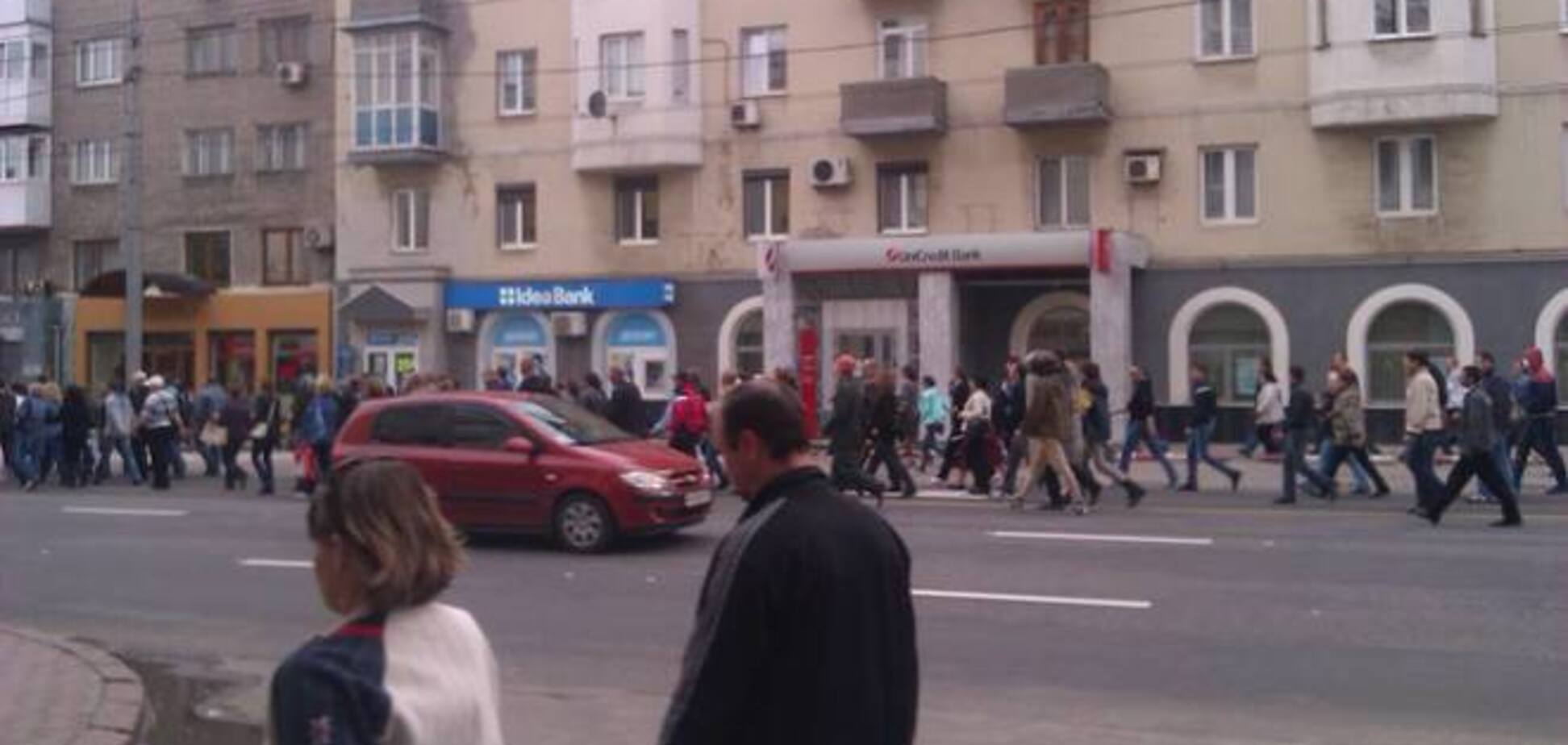 В Донецке сторонники террористов с нунчаками в руках штурмовали военную прокуратуру