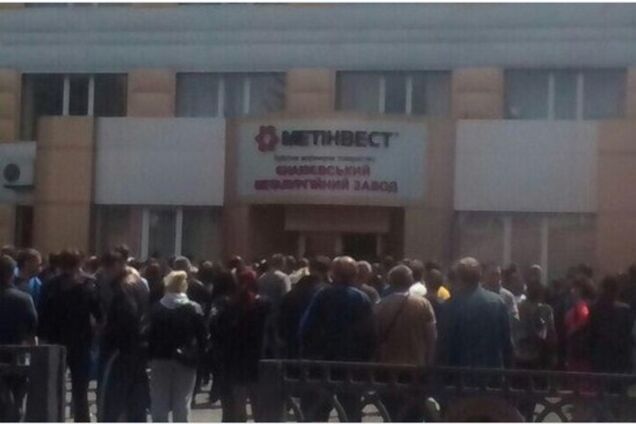 В родном городе Януковича пособники террористов захватили завод Ахметова