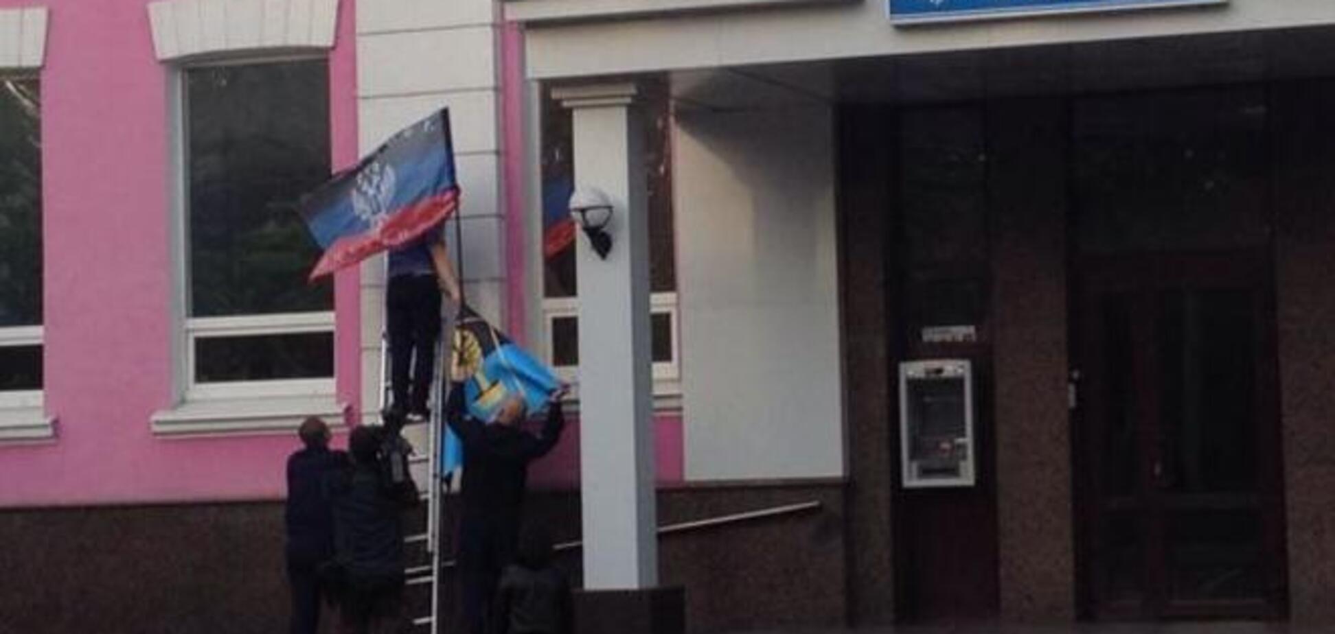 Донецькі міліціонери вивісили прапор ДНР. Фотофакт