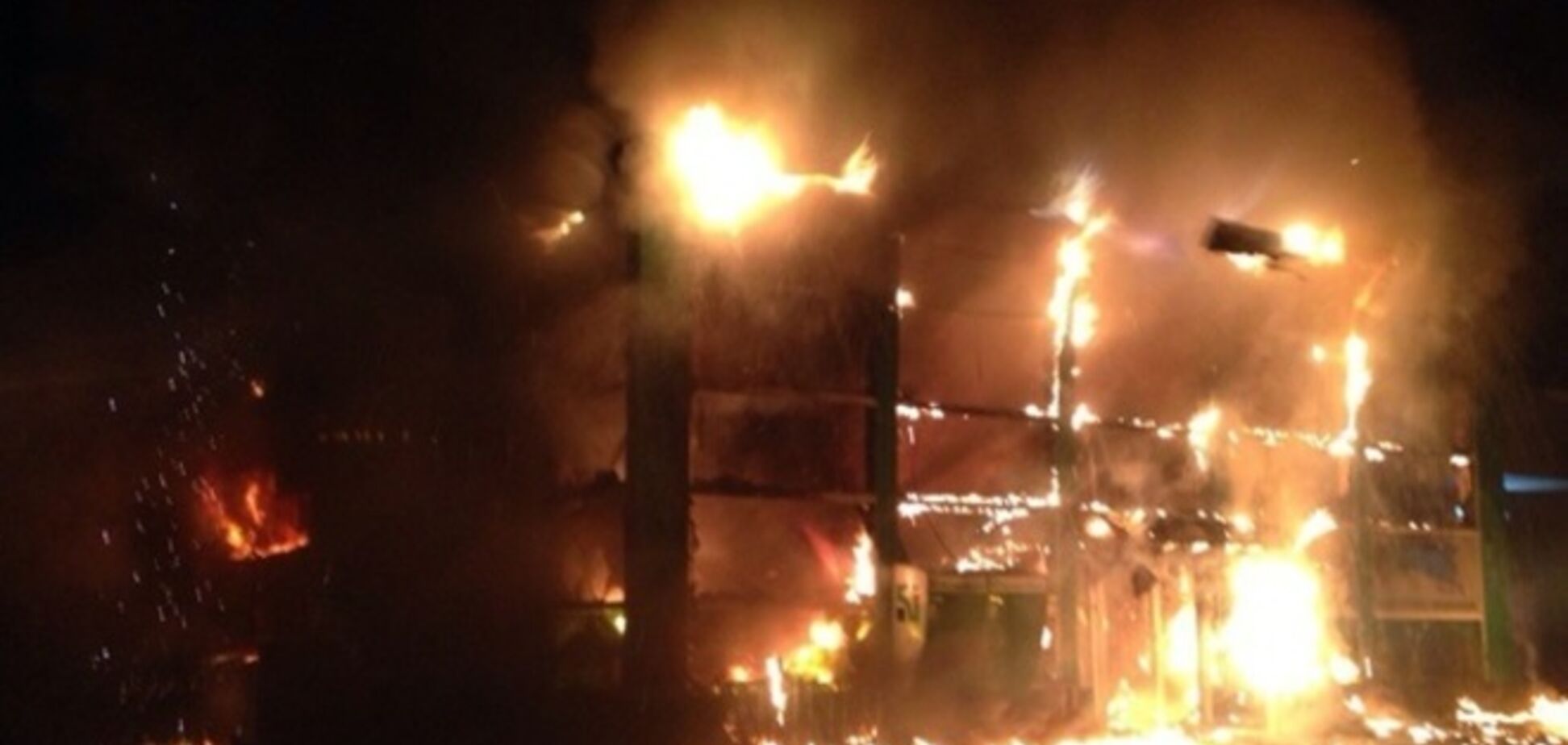 В Мариуполе пособники террористов сожгли отделение 'Приватбанка'