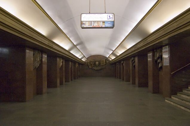 На станции метро 'Театральная' в Киеве после падения на рельсы метрополитена погиб мужчина