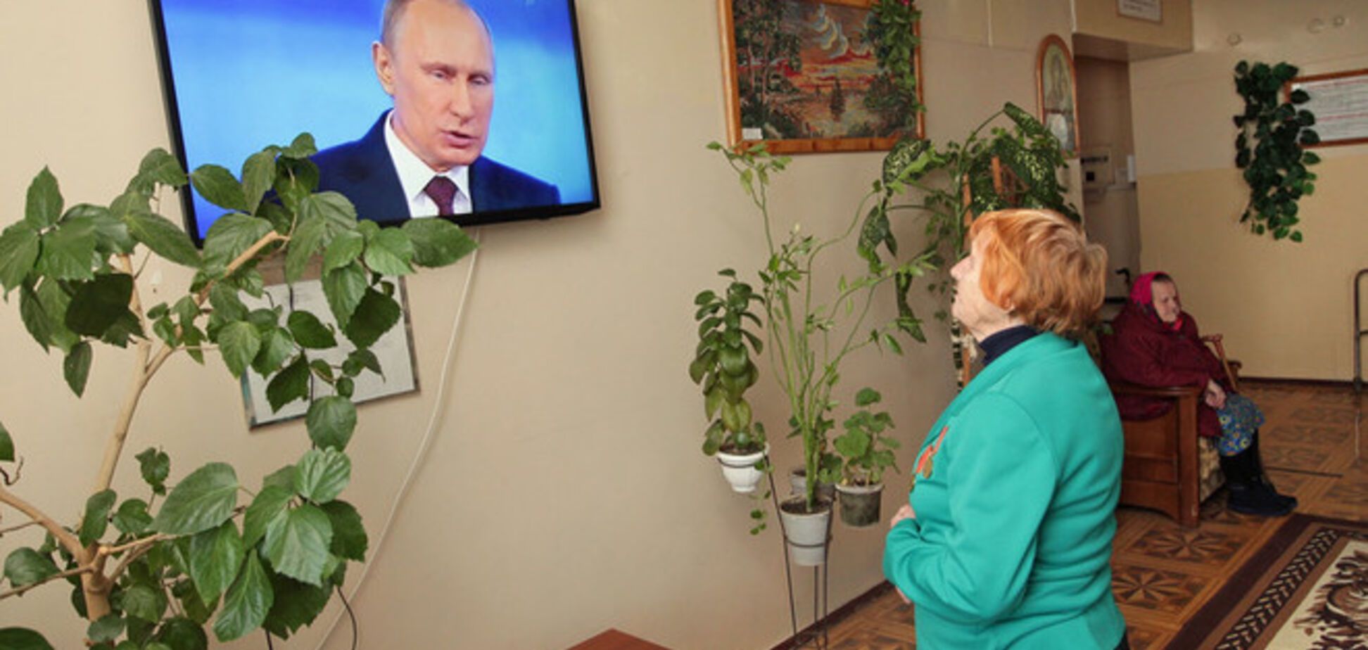 Путин наградил 300 журналистов за 'правду' об аннексии Крыма