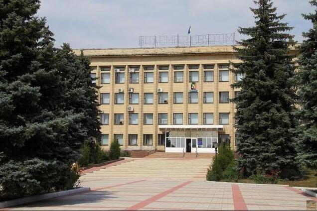 Террористы захвати горсовет в Дзержинске и возвели баррикады